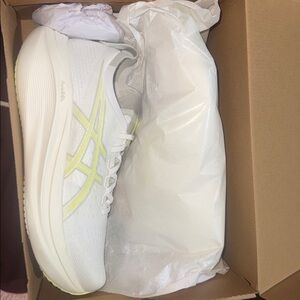 Asics Gel-Nimbus 27 in White and Muddle Yellow